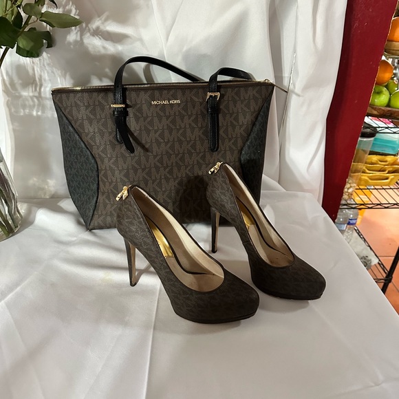 Michael Kors Caroline tote and shoes!$300 for both. Match perfectly!Shoes size 7 - Picture 5 of 5